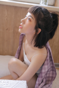 老头边吃奶边挵进去呻吟